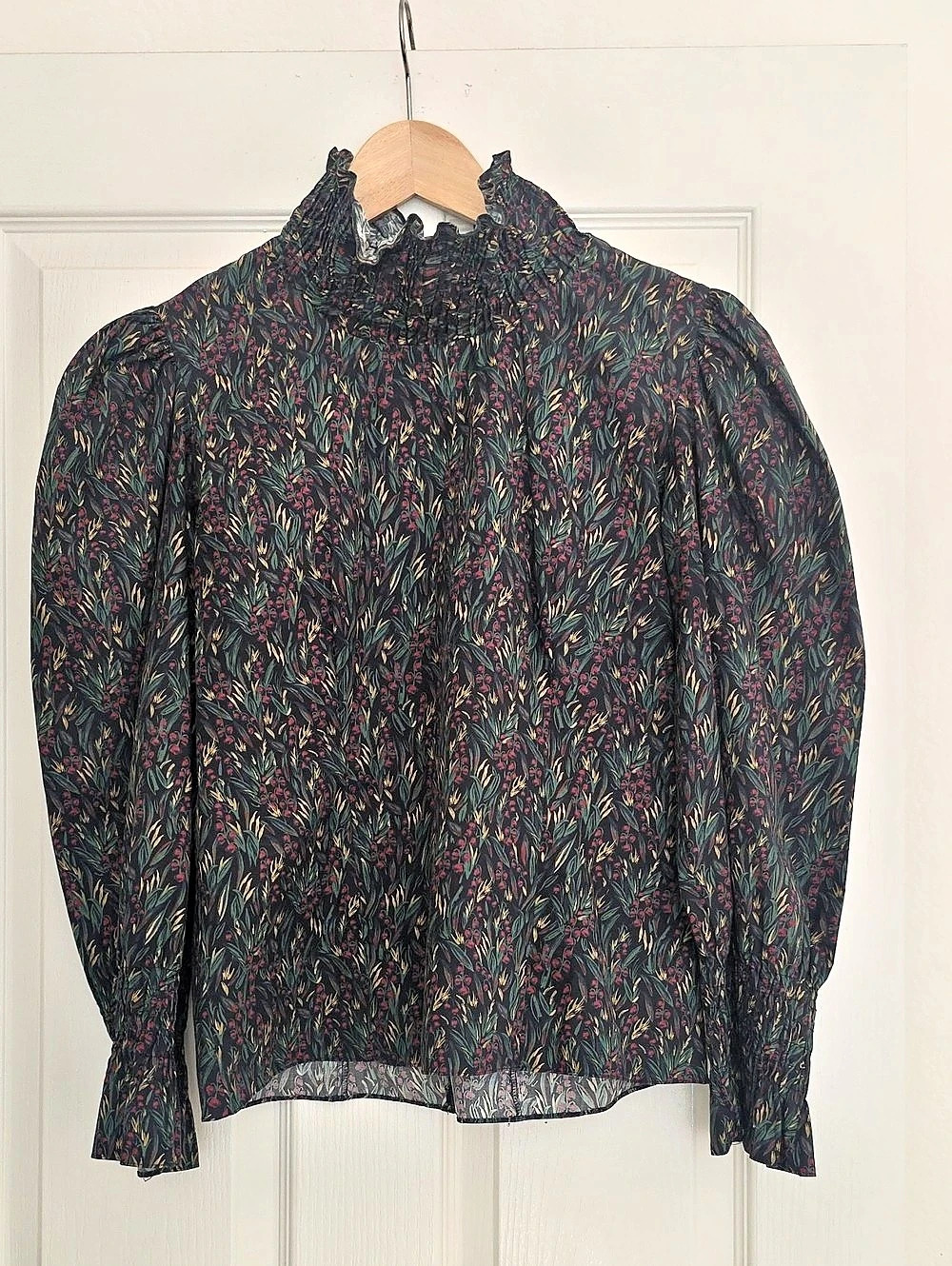 Zara Floral Ruffle Neck Blouse in Black & Green Size Medium Like